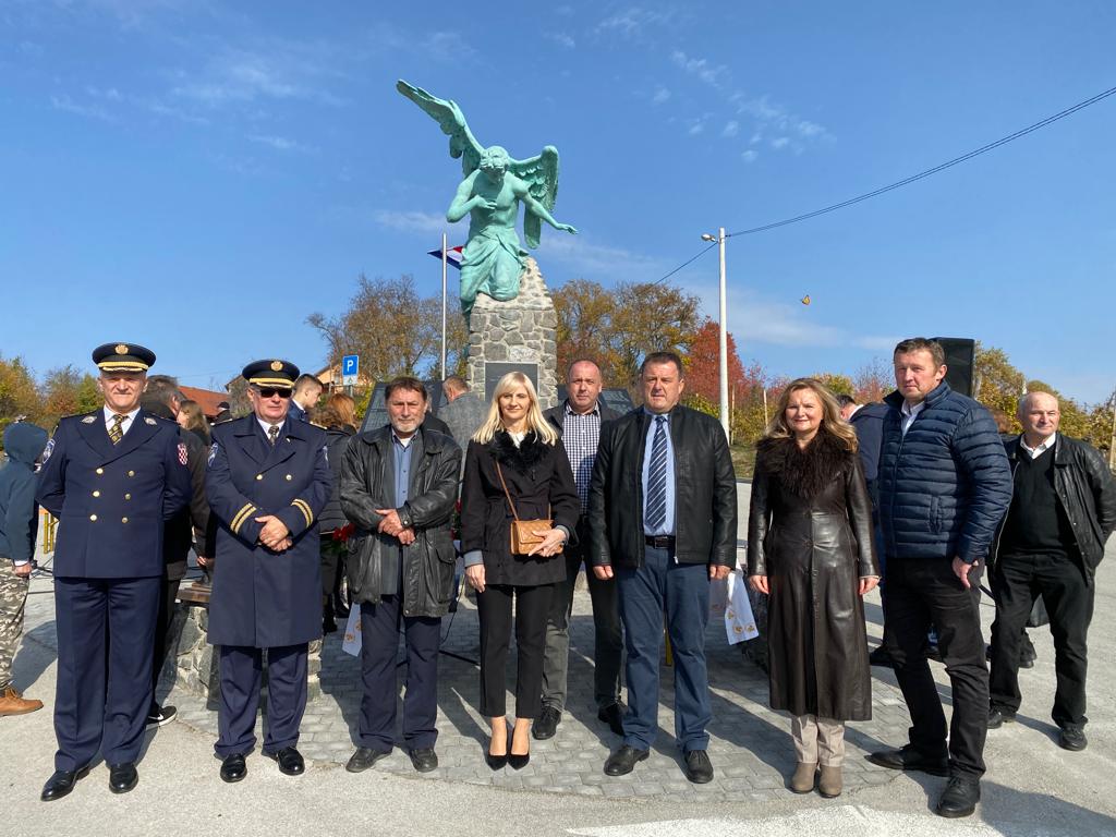 IMG 8e869ed3bfb6ef3c862ea67caed0e4f6 V