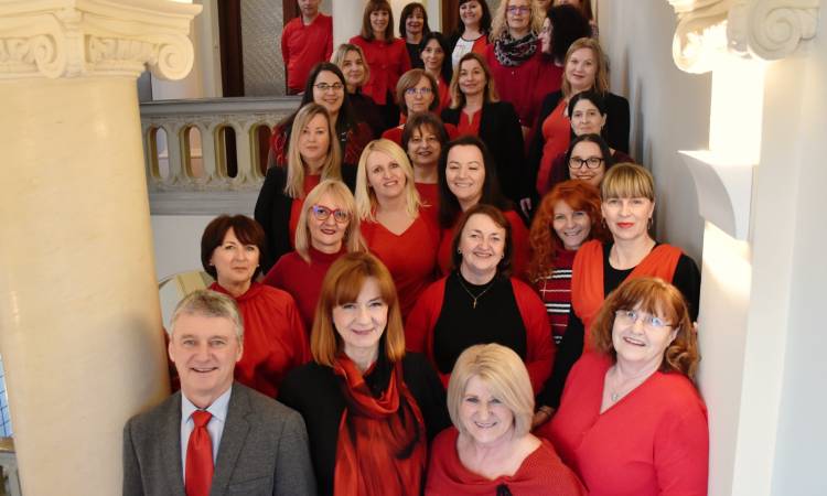 Karlovačka županija obilježava Dan crvenih haljina – zajedno u borbi protiv moždanog udara kod žena