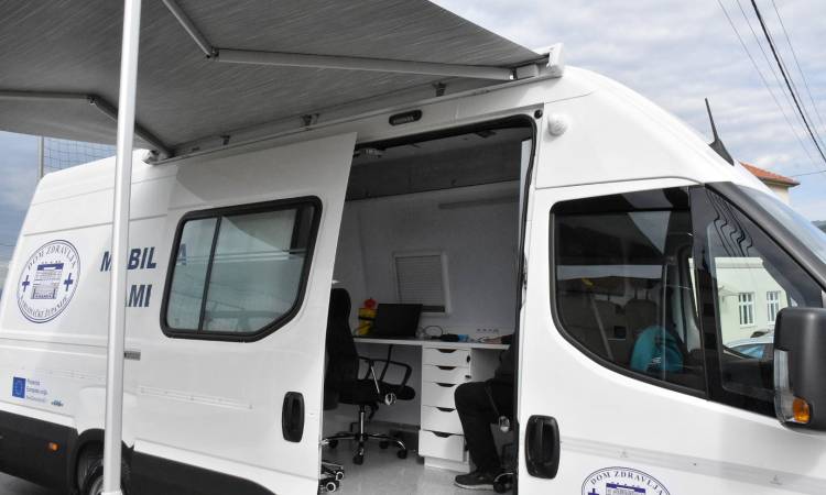 S radom započela mobilna ambulanta, županica: „Niste sami, zdravlje dolazi k vama!“