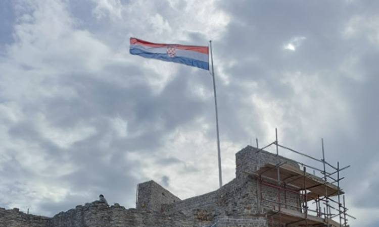 Hrvatska zastava na Starom gradu Cetinu: ususret povijesnoj obljetnici Cetinskog sabora